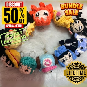 Puede incluir: Un conjunto de ocho llaveros de personajes de crochet con varios colores y diseños. Los llaveros están dispuestos en círculo e incluyen personajes con diferentes peinados, expresiones faciales y ropa. El texto "Bundle Sale" y "Discount 50% Off Special Offer!" es visible en la imagen. El texto "Instant Download" también es visible en la imagen.