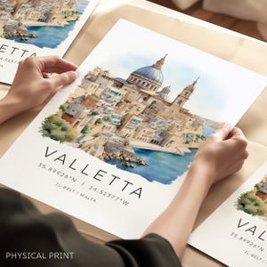 Malta Reiseplakat, Valletta Stadtdruck, Malta Reisewandkunst, Illustrierte Malta Karte Koordinaten, mediterrane Wanddekoration, Reisegeschenke