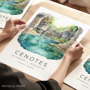 Puede incluir: Una impresión en acuarela de un cenote, con agua turquesa y acantilados rocosos. La impresión incluye la palabra "CENOTES" y coordenadas. También se incluyen las palabras "YUCATÁN | MÉXICO". Las palabras "PHYSICAL PRINT" están en la parte inferior.