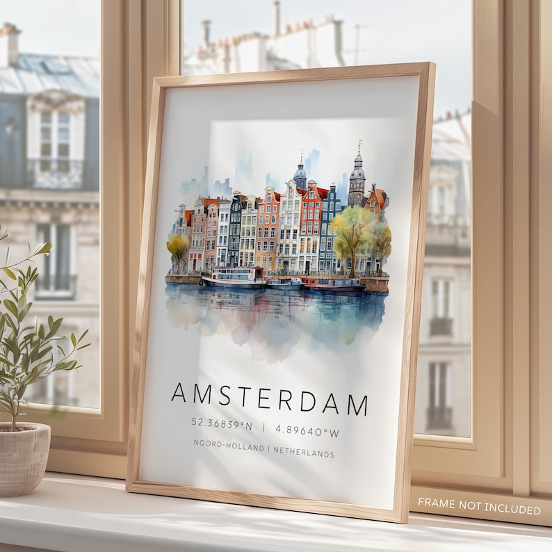 Peut inclure: Une peinture &agrave; l'aquarelle d'Amsterdam, aux Pays-Bas. La peinture repr&eacute;sente une rang&eacute;e de b&acirc;timents color&eacute;s le long d'un canal avec des bateaux. Le texte "AMSTERDAM" est &eacute;crit sous la peinture, ainsi que les coordonn&eacute;es "52.36839&deg;N | 4.89640&deg;W" et l'emplacement "NOORD-HOLLAND | PAYS-BAS".