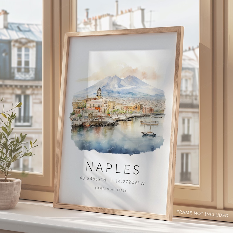 以下が含まれることがあります： ヴェスビオ山を背景に、イタリアのナポリを描いた水彩画。絵画には、建物、港、ボートのある街並みが描かれている。絵画の下には、「NAPLES」という文字が太字で書かれており、その下に「40.84838&deg;N | 14.27206&deg;W」という座標と「CAMPANIA | ITALY」という場所が記されている。