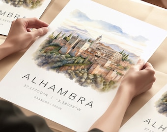Op de afbeelding: Een aquarel van het Alhambra-paleis in Granada, Spanje. De aquarel toont een gedetailleerde afbeelding van de ingewikkelde architectuur van het paleis en het omliggende landschap. De tekst "ALHAMBRA 37.17700°N | -3.58935°W GRANADA | SPANJE" is onder de afbeelding gedrukt.