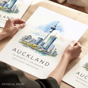 Auckland Travel Print, Kiwi Neuseeland Poster, Auckland Stadtbild, Neuseeland Geschenke, Reiseplakat mit Karten-Koordinaten