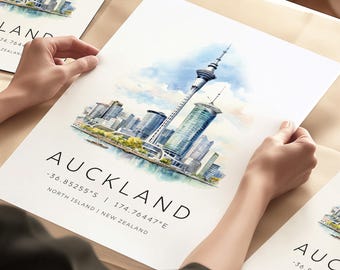 Puede incluir: Una pintura de acuarela del horizonte de Auckland en Nueva Zelanda. La pintura presenta la Sky Tower, una torre alta y esbelta con una aguja en la parte superior. La pintura también presenta otros edificios de la ciudad, incluido el puente de Auckland Harbour. El texto "AUCKLAND -36.85255°S | 174.76447°E NORTH ISLAND | NEW ZEALAND" está impreso debajo de la pintura.