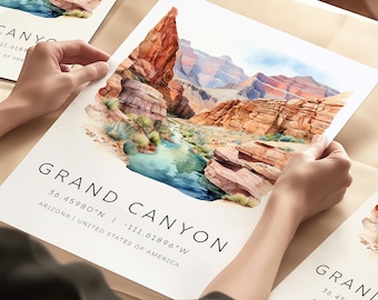 Könnte beinhalten: Eine Aquarellillustration des Grand Canyon mit einem Fluss, der durch ihn fließt. Der Text "GRAND CANYON" ist unter dem Bild gedruckt, zusammen mit den Koordinaten "36.45980°N - 111.61896°W" und dem Standort "ARIZONA | VEREINIGTE STAATEN VON AMERIKA". Der Text "PHYSICAL PRINT" ist unter den Koordinaten gedruckt.