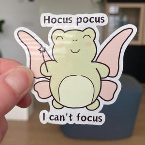 Adesivo: Hocus pocus, não consigo me concentrar | Etiqueta relativa de TDAH de <br> Entrega Rápida? Adesivo fofo de sapo fada feito à mão