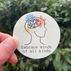 Autocollant fait main « Embrassez les esprits de toutes sortes » | Autocollants AuDHD, TDAH et réellement autistes | Embrassez votre neurodiversité.