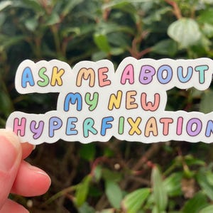 Posez-moi des questions sur ma nouvelle hyperfixation | Conception de texte coloré TDAH | Autocollant en vinyle fait main pour ordinateur portable