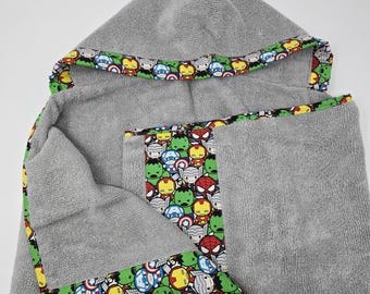 Toalla con capucha de dibujos animados de Marvel Toalla de verano para niños de aventuras de superhéroes gris