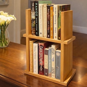 Puede incluir: Un letrero de madera rústica con el texto "Welcome to our home" en letras blancas. El letrero presenta un acabado envejecido y un diseño sencillo y acogedor, ideal para la decoración de la puerta.