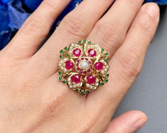 Floral Cocktail Ring | Vergoldet auf Silber | Fingerring mit Smaragd und Rubin Glasfeld für Frauen.