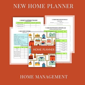 Può includere: Un home planner con pagine per la gestione del budget, la manutenzione della casa e le liste dei desideri di arredamento. La copertina presenta un'illustrazione colorata di case e il testo "HOME PLANNER". Sono visibili anche le parole "NEW HOME PLANNER" e "HOME MANAGEMENT".