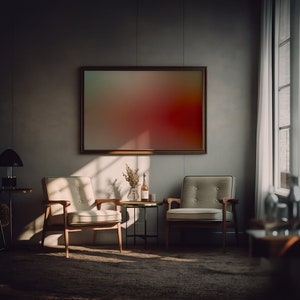 K&ouml;nnte beinhalten: Zwei beige Sessel mit Holzrahmen und ein kleiner schwarzer Beistelltisch mit einer Weinflasche und einer Vase mit getrockneten Blumen in einem Wohnzimmer mit einem gro&szlig;en gerahmten abstrakten Gem&auml;lde an der Wand.