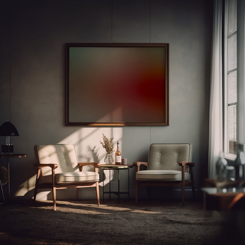 K&ouml;nnte beinhalten: Zwei beige Sessel mit Holzrahmen und ein kleiner schwarzer Beistelltisch mit einer Weinflasche und einer Vase mit getrockneten Blumen in einem Wohnzimmer mit einem gro&szlig;en gerahmten abstrakten Gem&auml;lde an der Wand.