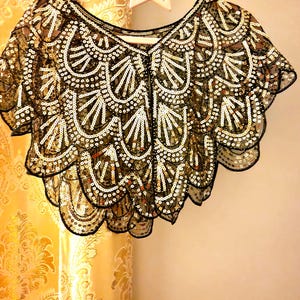 ROARING 1920S Flapper Girl Shawl Perfect For Great Gatsby Themed Party. Black & Gold Sequined Shawl Capelet Accessory.