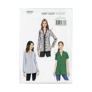 Könnte beinhalten: Ein Schnittmuster für eine langärmelige Bluse mit V-Ausschnitt. Das Schnittmuster umfasst drei verschiedene Stile: eine gemusterte Bluse, eine einfarbige graue Bluse und eine einfarbige grüne Bluse. Das Schnittmuster ist in den Größen XS, S und M erhältlich. Die Schnittmuster-Nummer lautet V9151.