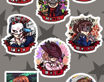 Pode incluir: Conjunto de 10 adesivos coloridos com personagens do videogame Persona 5. Cada adesivo apresenta um personagem diferente com sua máscara e persona distintivas. Os adesivos são redondos e têm uma borda branca.