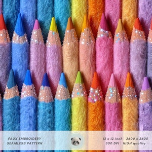 Puede incluir: Un patrón sin costuras que presenta un primer plano de una fila de lápices de colores con una textura peluda y detalles de purpurina. Los lápices están dispuestos en un patrón de arcoíris, con cada lápiz teniendo un color diferente.