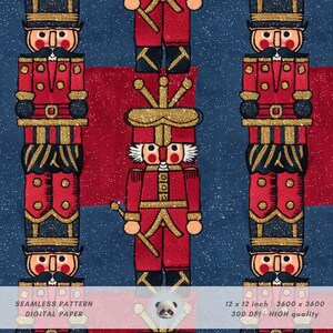 Könnte beinhalten: Ein nahtloses Muster-Digitalpapier mit einem sich wiederholenden Design von roten und goldenen Nussknacker-Soldaten auf einem blauen Glitzer-Hintergrund. Die Nussknacker tragen rote und goldene Uniformen mit schwarzen und goldenen Verzierungen. Das Muster ist 12 Zoll mal 12 Zoll groß und hat eine Auflösung von 3600 Pixel mal 3600 Pixel.