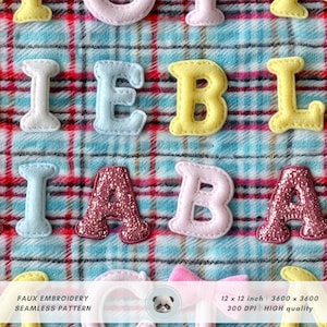 Puede incluir: Una descarga digital de un patrón sin costuras con letras de bordado falso en varios colores, incluyendo rosa, amarillo, azul claro y rojo con purpurina. Las letras deletrean "I LOVE BABY" y están sobre un fondo a cuadros azul y rojo.