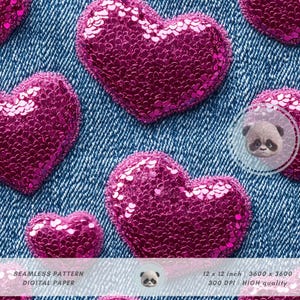 Pode incluir: Um padrão de papel digital sem costura com corações de lantejoulas rosa sobre um fundo de ganga azul. Os corações são de tamanhos diferentes e estão espaçados uniformemente. O texto diz "SEAMLESS PATTERN DIGITAL PAPER".