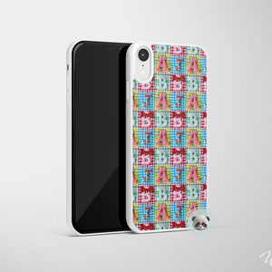 Może przedstawiać: Białe etui na iPhone z kolorowym wzorem r&oacute;żowych, czerwonych, niebieskich i ż&oacute;łtych liter "A" i "B" na kratkowanym tle.