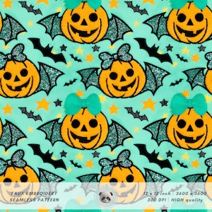 Puede incluir: Un patrón sin costuras que presenta un diseño repetitivo de calabazas naranjas con alas verdes y lazos turquesa. Las calabazas tienen ojos negros y una boca sonriente. El fondo es de color turquesa claro con murciélagos negros y estrellas amarillas.