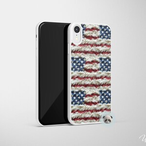 以下が含まれることがあります： 赤、白、青のアメリカ国旗のデザインが施された白い携帯電話ケース。旗はふわふわの素材でできています。