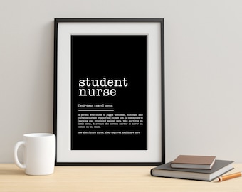 Könnte beinhalten: Schwarz-weißes Druckbild mit der Definition einer Studentin der Krankenpflege. Der Text lautet: "Studentin der Krankenpflege [ˈstuː.dənt ˈnɜːrs] Substantiv eine Person, die sich dafür entschieden hat, Lehrbücher, klinische Praxis und Koffein zu jonglieren, anstatt ein normales College-Leben zu führen, sich der Lehre und der Praxis der Patientenversorgung verschrieben hat, die mit wenig Schlaf auskommt, die weiß, dass die richtige Antwort bei einer Prüfung nie eine Option ist. siehe auch: zukünftige Krankenschwester, schlafentzogene Heldin im Gesundheitswesen"