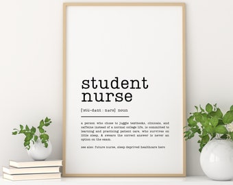 Könnte beinhalten: Schwarzweißes druckbares Wandbild mit einer Definition einer Studentin der Krankenpflege. Die Definition lautet: "Eine Person, die sich dafür entschieden hat, Lehrbücher, Kliniken und Koffein zu jonglieren, anstatt ein normales Studentenleben zu führen, engagiert sich für das Lernen und die Ausübung der Patientenversorgung, die mit wenig Schlaf auskommt und schwört, dass die richtige Antwort bei einer Prüfung nie eine Option ist. Siehe auch: zukünftige Krankenschwester, schlafentzogener Held im Gesundheitswesen"