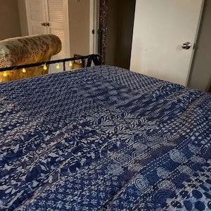 Colcha Kantha de patchwork azul: Colcha reversible de algodón orgánico hecha a mano con costuras reforzadas.
