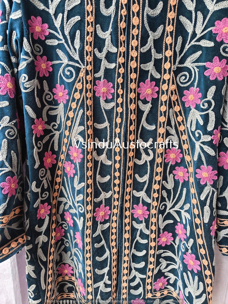 Op de afbeelding: Donkerblauwe geborduurde jas met roze bloemen en beige ranken. De jas heeft verticale perzik-gekleurde, kralenstrepen en bloemborduurwerk. De mouwen zijn aan de zijkanten zichtbaar. De tekst "VsinduAustocrafts" is zichtbaar.