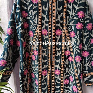 Op de afbeelding: Donkerblauwe geborduurde jas met roze bloemen- en beige wijnstokpatronen. De jas heeft een hoge kraag en lange mouwen. Het borduurwerk omvat een herhalend bloemmotief en verticale kralenlijnen. De tekst "VsinduAustocrafts" is zichtbaar.