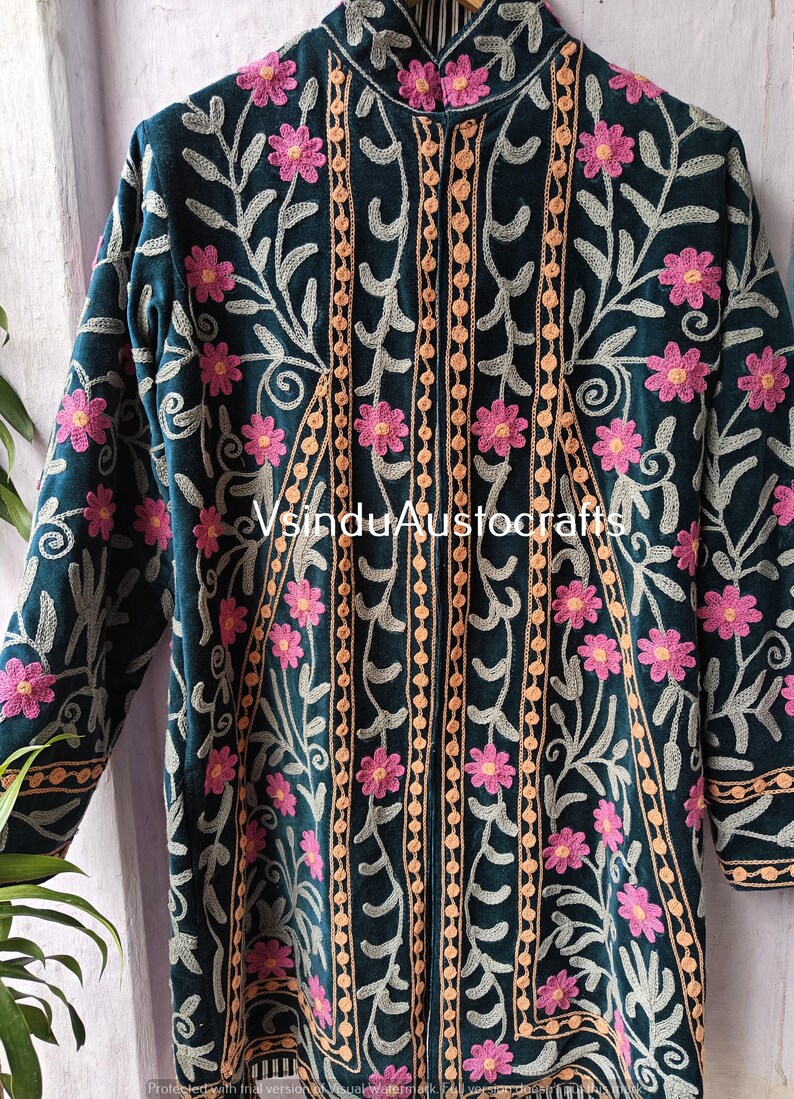 Op de afbeelding: Donkerblauwe geborduurde jas met roze bloemen- en beige wijnstokpatronen. De jas heeft een hoge kraag en lange mouwen. Het borduurwerk omvat een herhalend bloemmotief en verticale kralenlijnen. De tekst "VsinduAustocrafts" is zichtbaar.
