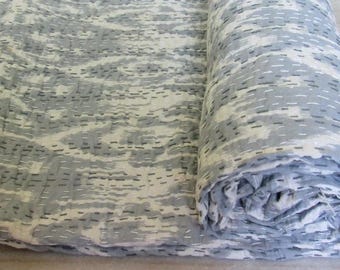 Edredón Kantha gris tamaño queen hecho a mano: colcha bohemia reversible