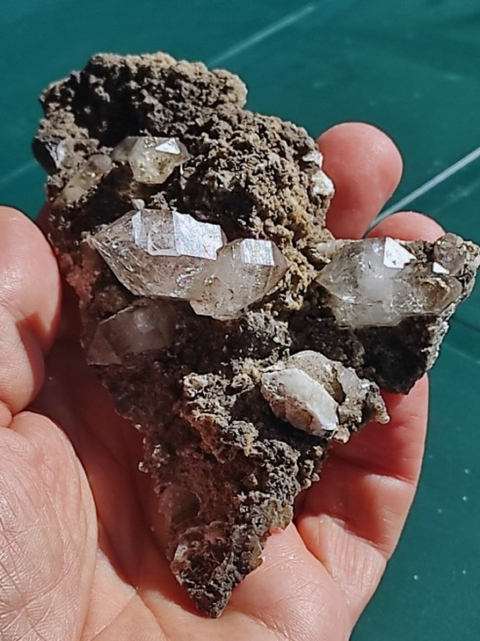 エロンゴ産ナミビア産スモーキークォーツ水晶：岩石上の両端に結節の 