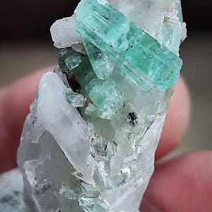 Kryształ wanadu i akwamarynu w kwarcu. 29х24x16mm. Nigeria.