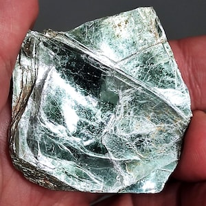 Cristal de clinocloro verde, destello de los montes Urales (53 x 52 x 4,7 mm)