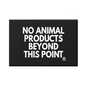 Op de afbeelding: Een zwart-wit bord met de tekst "NO ANIMAL PRODUCTS BEYOND THIS POINT" in witte letters. Een klein zwart en rood schildpadlogo bevindt zich in de rechterbenedenhoek.