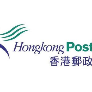 以下が含まれることがあります： 香港郵政のロゴ。スタイリッシュな青い鳥のデザインと緑の波が特徴です。"Hongkong Post"の文字は緑色で、"香港郵政"の文字は青色です。