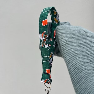 Llavero de pulsera universitario