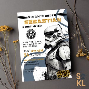 Può includere: Un invito per una festa di compleanno a tema Star Wars con un'illustrazione di Stormtrooper. L'invito include il testo "STORMTROOPER SEBASTIAN IS TURNING TEN!" e i dettagli della festa, tra cui data, ora e luogo.