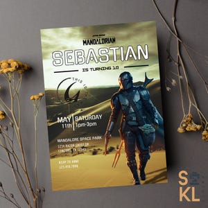 Könnte beinhalten: Eine Star Wars Mandalorian Geburtstagseinladung mit einem gelben und braunen Wüstenhintergrund. Die Einladung zeigt einen schwarzen und silbernen Mandalorianer mit einem grünen Wesen in seinen Armen. Der Text auf der Einladung lautet "Star Wars Mandalorian Sebastian wird 10 Jahre alt. This is the way. 11. Mai Samstag 13:00-15:00 Uhr. Mandalore Space Park 1234 Razor Crest Dr. Concord, CA 12345. RSVP an Anne 123.456.7890."