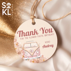 Puede incluir: Etiqueta redonda de agradecimiento con una furgoneta vintage rosa y blanca con flores y el texto "Thank You for the Flower-Tastic Birthday! XOXO Audrey"