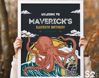 Könnte beinhalten: Ein schwarz-weißes Geburtstags-Poster mit einer bunten Illustration eines Kraken, der ein Schiff angreift. Das Poster lautet "Willkommen zu Mavericks elfter Geburtstag 06.23.2024".