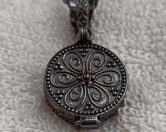 Colgante de veneno, mensaje secreto, medallón de veneno para collar chapado en negro. Pastilla hecha a mano, caja, colgante de veneno, regalo para ella.
