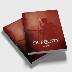 Puede incluir: Un juego de tres tazas de cerámica con un acabado moteado y mate. Las tazas son de color crema, gris claro y gris oscuro. Cada taza tiene un diseño simple y minimalista y un asa redondeada. Las tazas están apiladas.