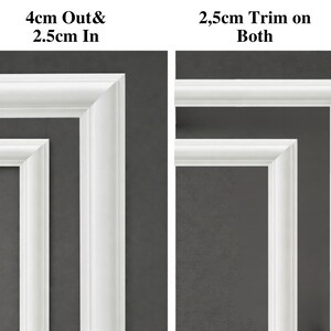 Op de afbeelding: Twee witte hoekmonsters van sierlijsten tegen een donkergrijze achtergrond. Het linker monster heeft de tekst "4cm Out & 2.5cm In". Het rechter monster heeft de tekst "2.5cm Trim on Both."
