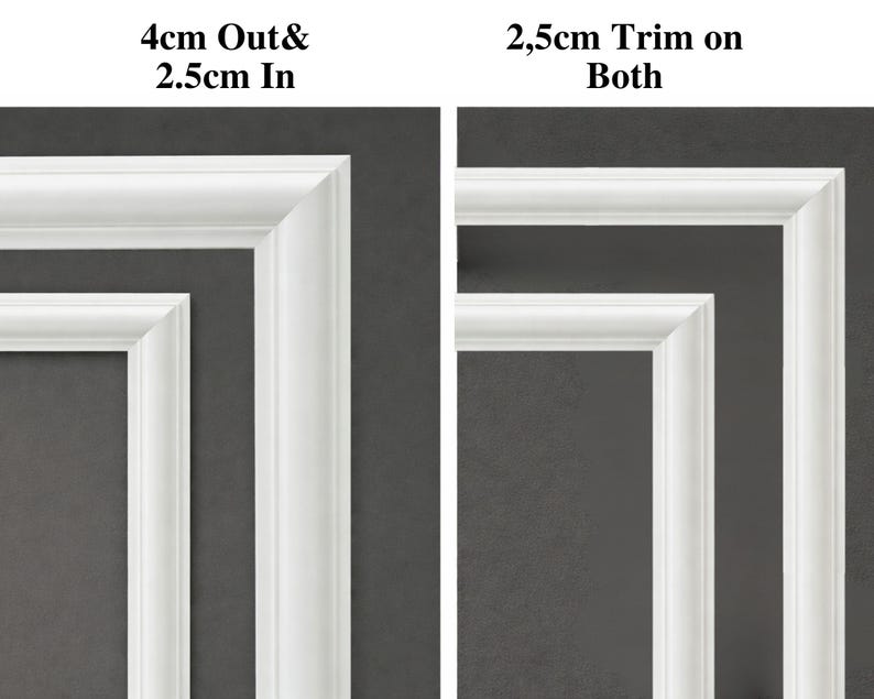 Op de afbeelding: Twee witte hoekmonsters van sierlijsten tegen een donkergrijze achtergrond. Het linker monster heeft de tekst "4cm Out & 2.5cm In". Het rechter monster heeft de tekst "2.5cm Trim on Both."