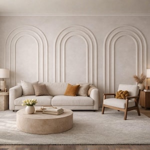 Könnte beinhalten: Ein Wohnzimmer mit einem beigen Sofa mit verschiedenen Zierkissen, einem runden Couchtisch aus Stein und einem Sessel mit Holzrahmen. Die Wand zeigt drei Bogenverzierungen. Zwei Lampen mit weißen Schirmen stehen auf Beistelltischen.